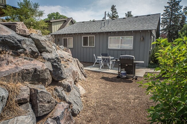 Photo - 139 SE Heyburn St Unit Cottage #1