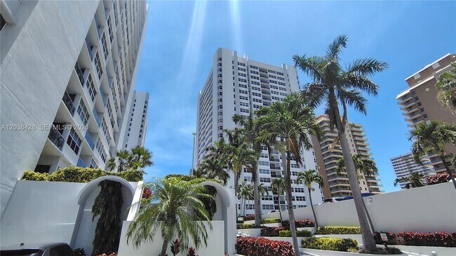 Building Photo - 1904 S Ocean Dr Unit 1807
