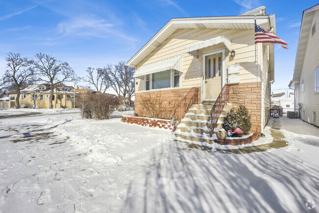 Building Photo - 5942 W Thorndale Ave Rental