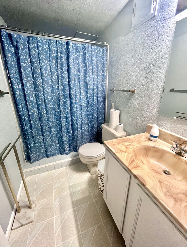 Baño - 2618 S Lewiston St