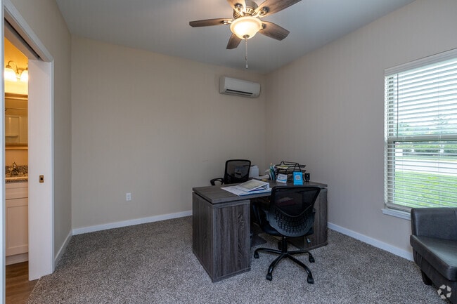 2BR, 2BA - 761 SF