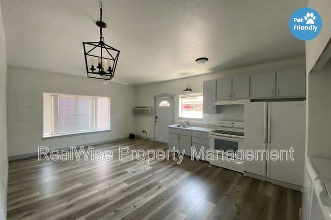 Building Photo - 1547 1/2 Grand Ave Rental
