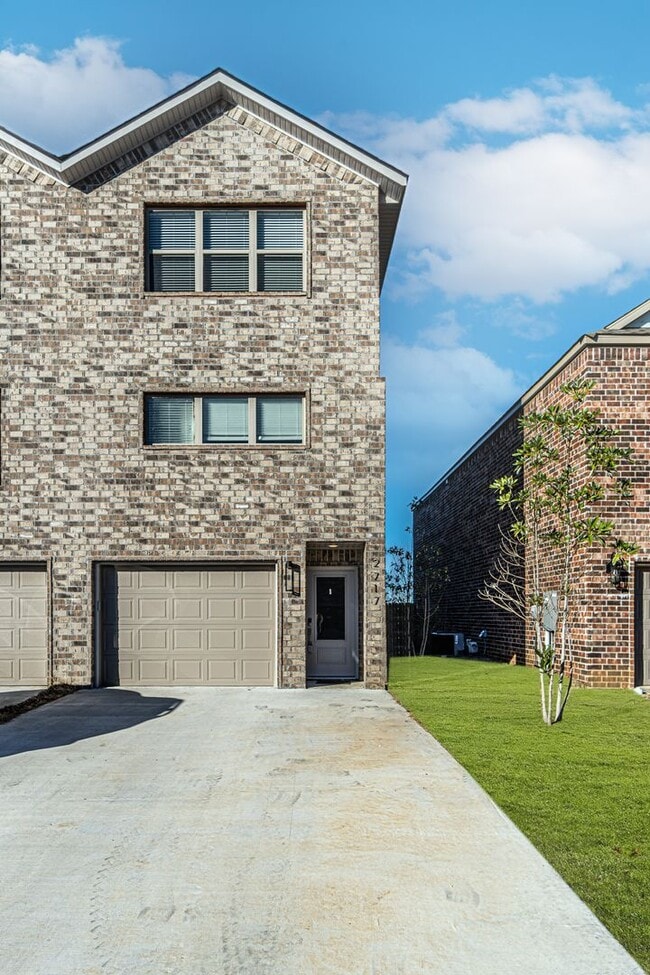Building Photo - Beautiful townhome off of I St!