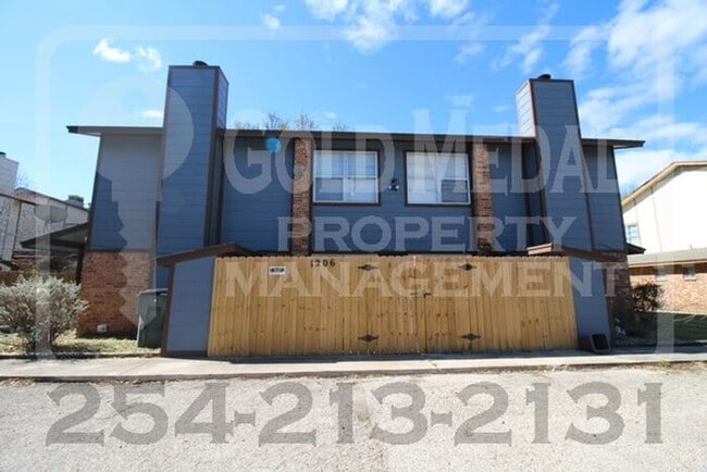 Building Photo - A charming 2-bedroom, 1.5-bathroom townhome now available for rent!