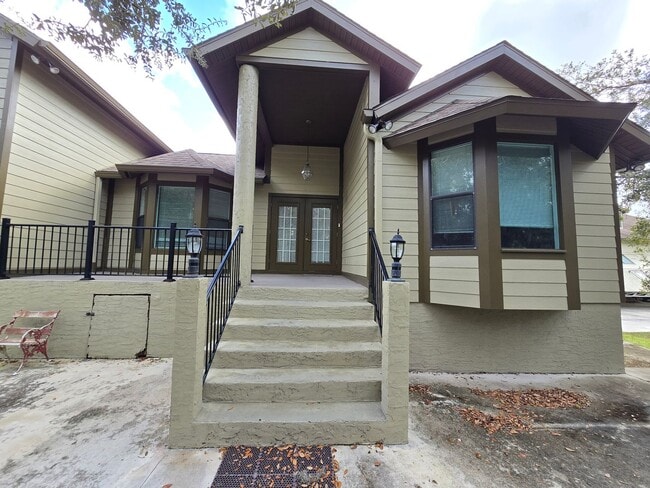 Building Photo - Rarely Available 3 bed/ 2 bath in Hidden River in Myakka