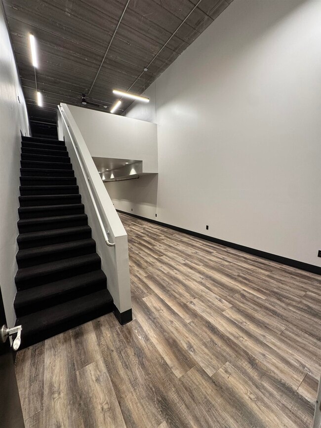 Photo - 826 W 8th St