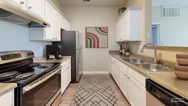 Cocina con electrodomésticos de acero inoxidable - Columns on Wetherington Apartments