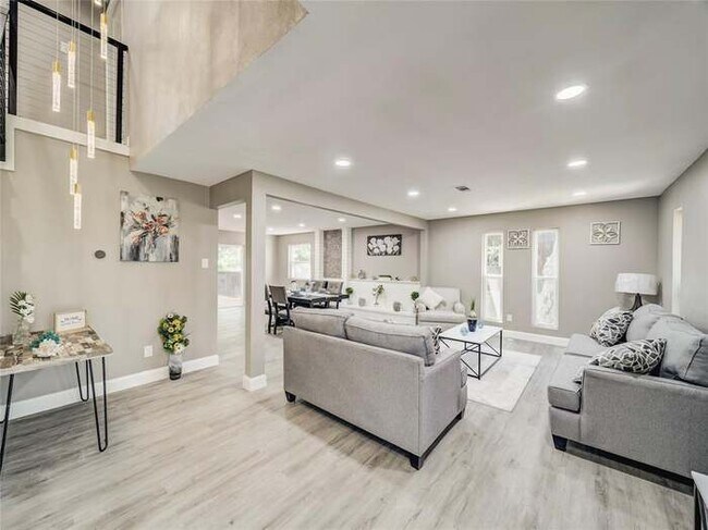 Living - 4028 Treeline Dr