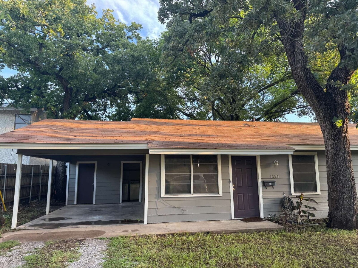 2 bedroom 1 bath Budget Friendly!! - 2 bedroom 1 bath Budget Friendly!! Apartment Unit A