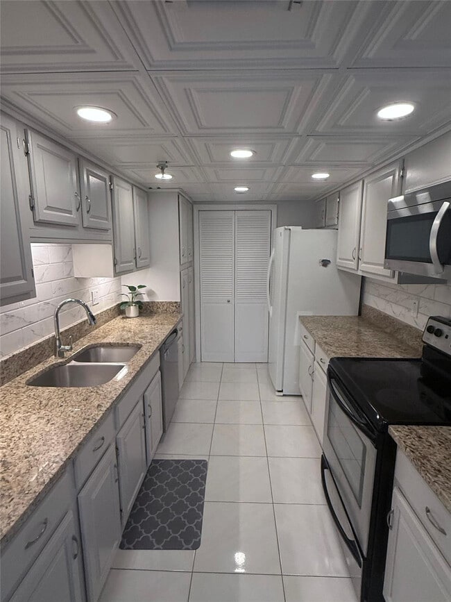 Building Photo - 859 Jeffery St Unit 1040