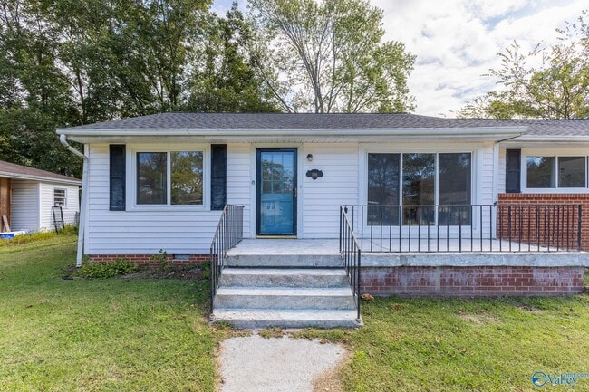 Building Photo - 816 Giles Dr NE