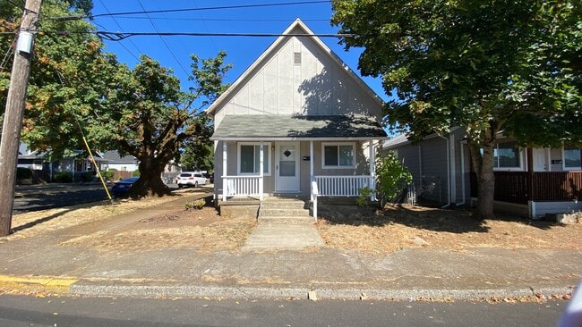 Building Photo - 3 Bed, 1 Bath Dallas Home!