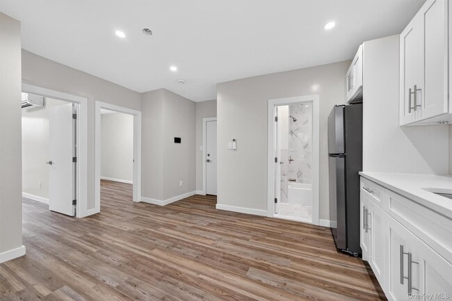 Building Photo - 303 Main St Unit 3R