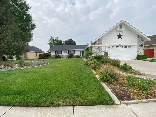 Building Photo - 4/3/2 Beautiful Home in Minden