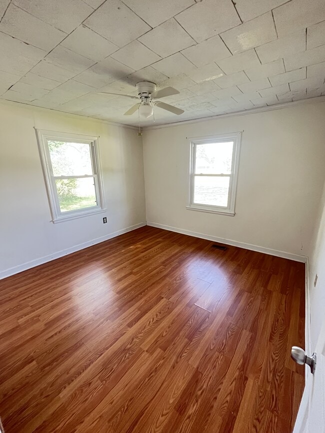 4405 Main St