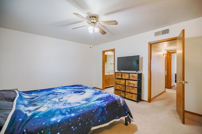 Photo - Spacious 3 Bedroom 2 bath with Solar Panels