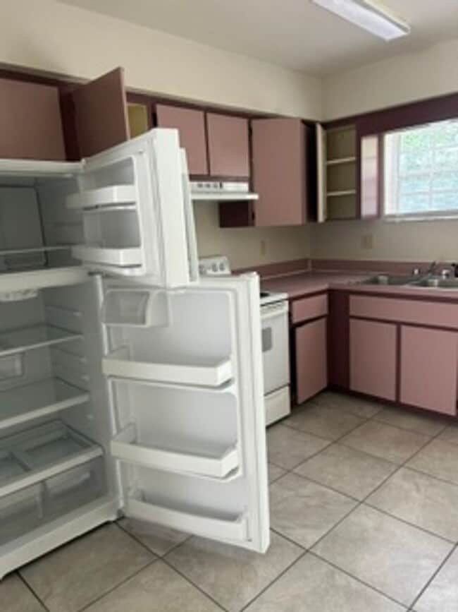 Photo - 10559 Chalmer St