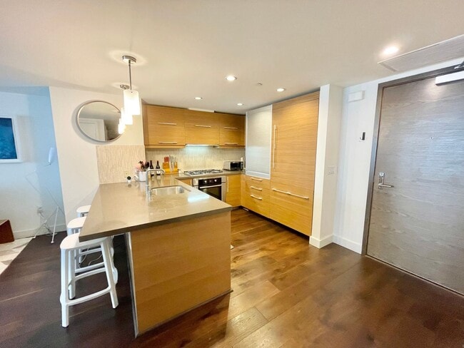Photo - Luxurious Condo at Madrone w/Bay, City Views, Balcony, Pool, Parking, Storage -FULLY FURNISHED OP... Unidad 322