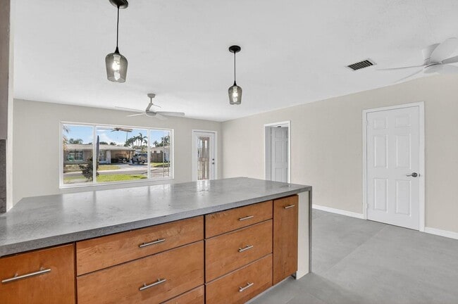 Photo - 467 NE 31st St