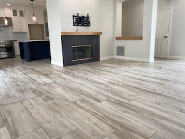 Photo - Beautiful Detached 4 bedroom, 2.5 Bath Tow...