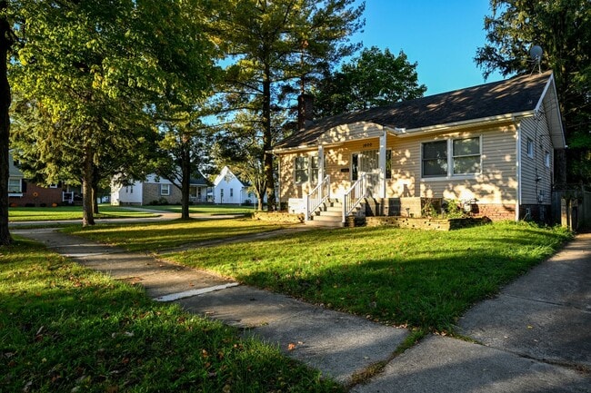 Photo - Cozy Home in Cleveland - Lyndhurst