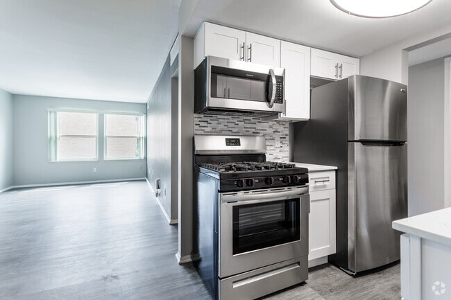 2 BR, 1 BA - 905 SF