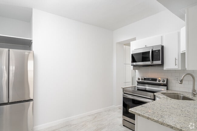 1BR, 1BA - 665SF - Kitchen - Loma Apartments