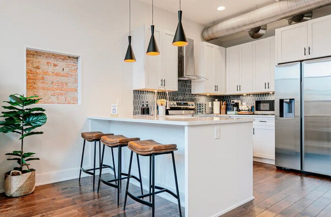 Photo - 122 College St