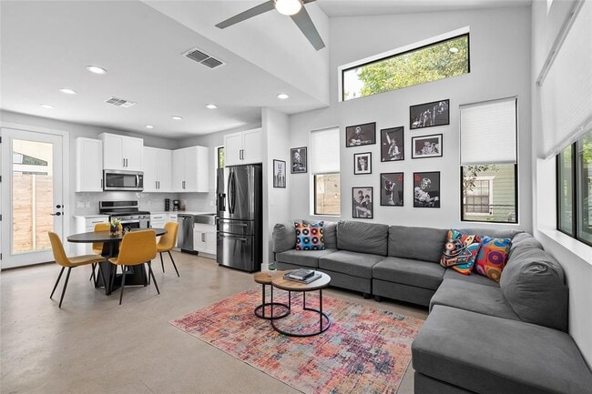 Building Photo - 2715 E 3rd St Unit 1 Rental