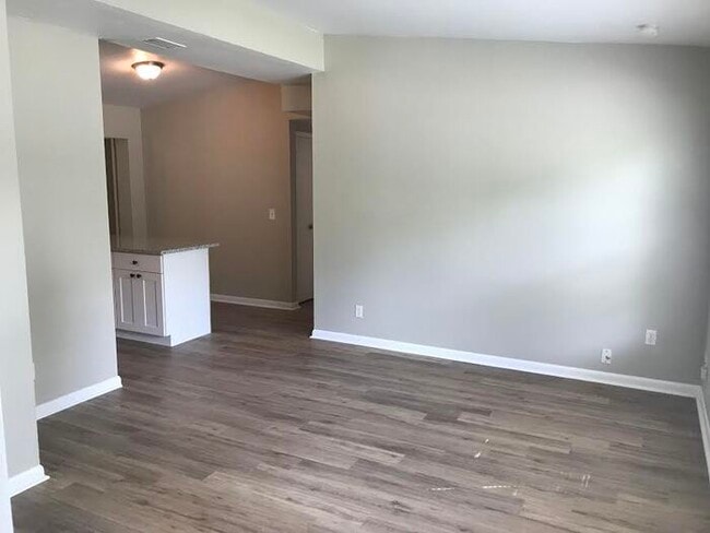 Photo - Spacious 4 Bedroom Home With Garage And Modern Updates