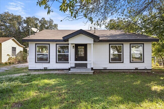 Building Photo - Lovely and bright, open and spacious home!