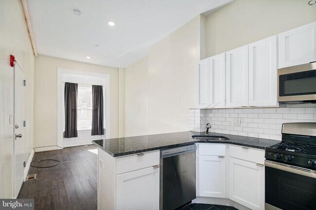 Photo - 1825 Master St