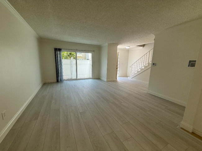 Building Photo - 5480 Aurora Dr Rental