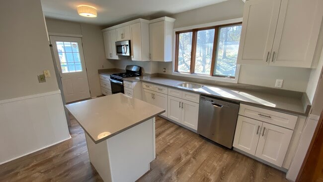 Building Photo - 120 Colborne Rd Unit #2