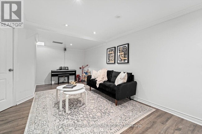 Photo - 70 Silverdart Crescent