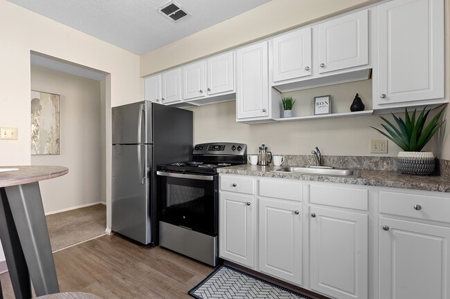 Building Photo - Manor Park Apartments