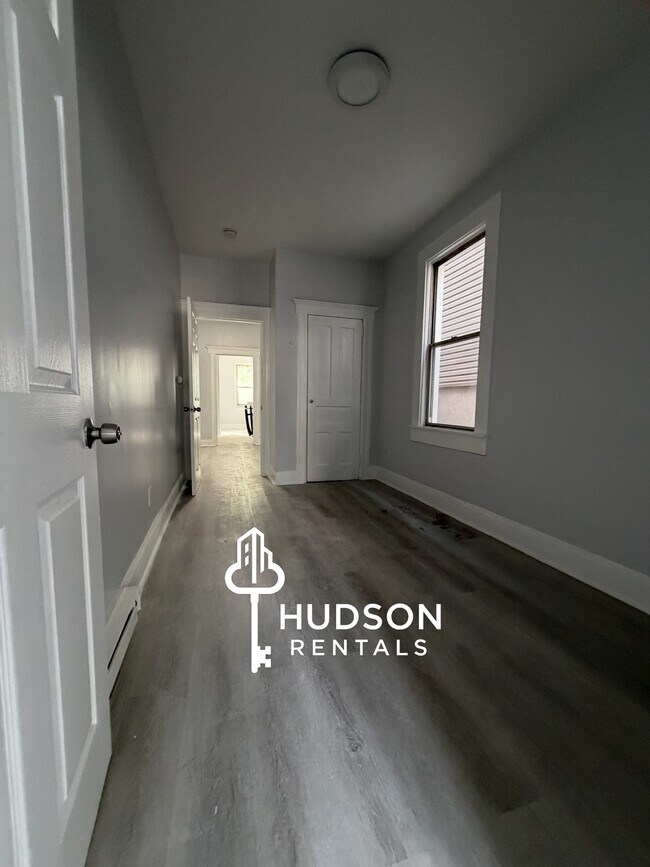 34 Clerk St 1R - 32 Clerk St Unit 1R