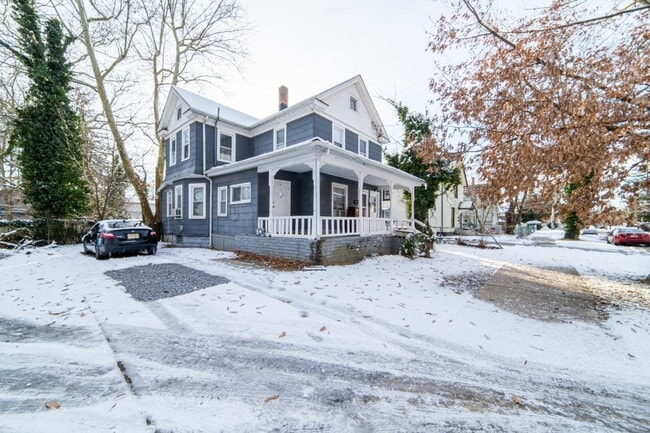 Building Photo - 817 E Pear St Unit Apt 2