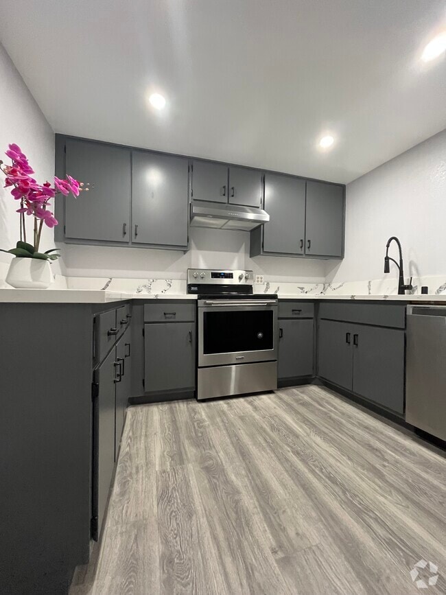 Building Photo - 1601 E Cypress St Unit 1601-B Rental