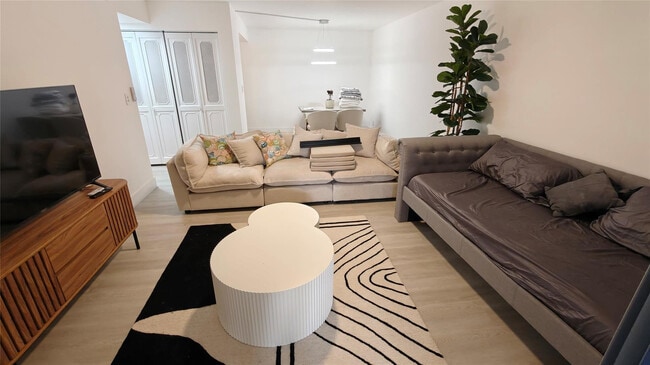 Building Photo - 555 SE 8th St Unit 152