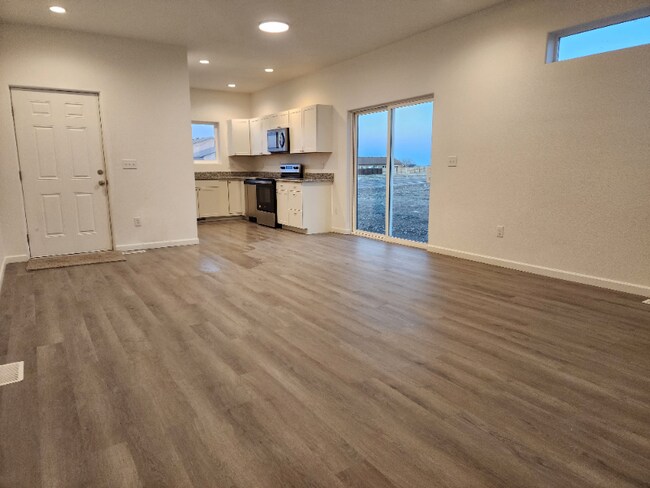 Photo - 636 E Laporte Dr