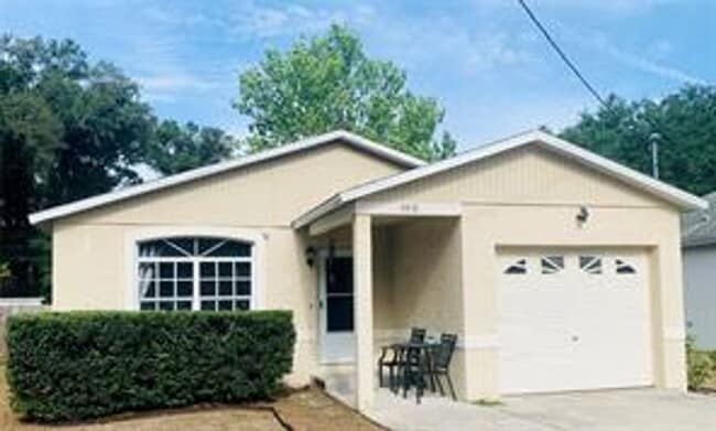 Building Photo - Nice 3 bedroom 2 bath with screened-in lan... Rental