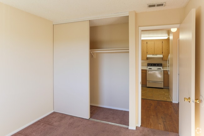 2BR, 1BA - 776 SF