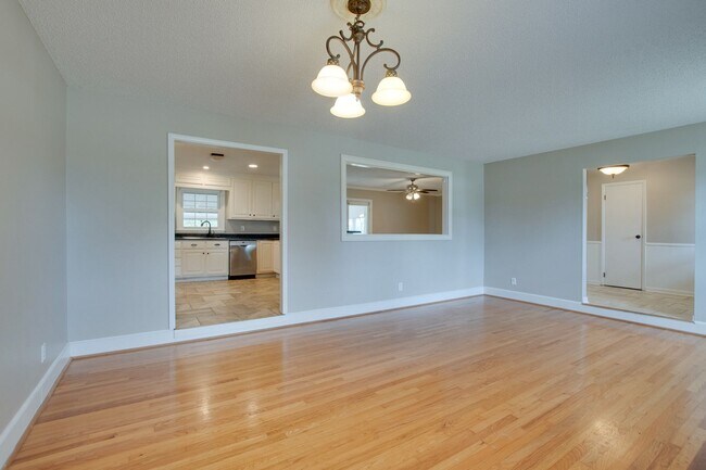 Photo - 2107 Edinburgh Dr SW