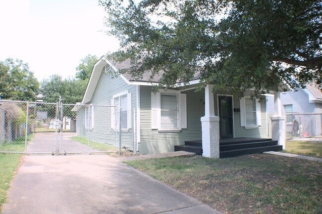 Building Photo - 1910 Alta Vista St