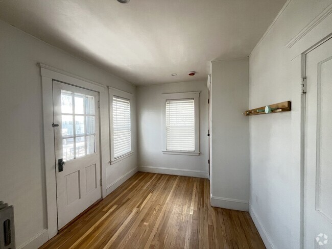 Building Photo - Spacious 3-Bedroom Apartment in Dorchester...