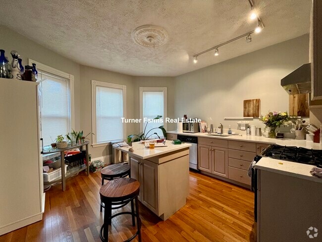 Building Photo - 24 Pond St Rental