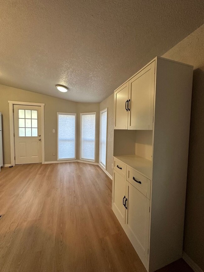 Photo - Adorable home in La Pine area, 1.5 acres fully fenced!!