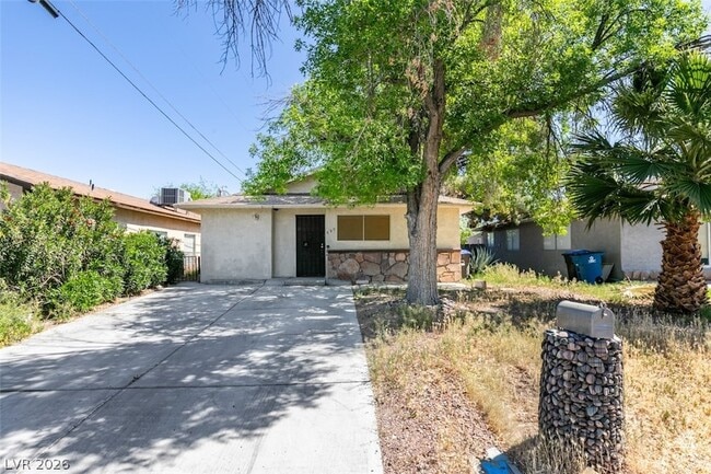 Building Photo - 427 S Tonopah Dr