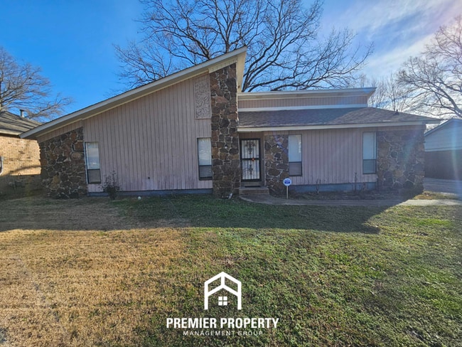 Building Photo - Spacious 3BR Memphis Home with Vaulted Ceilings, Fireplace & Fenced Backyard